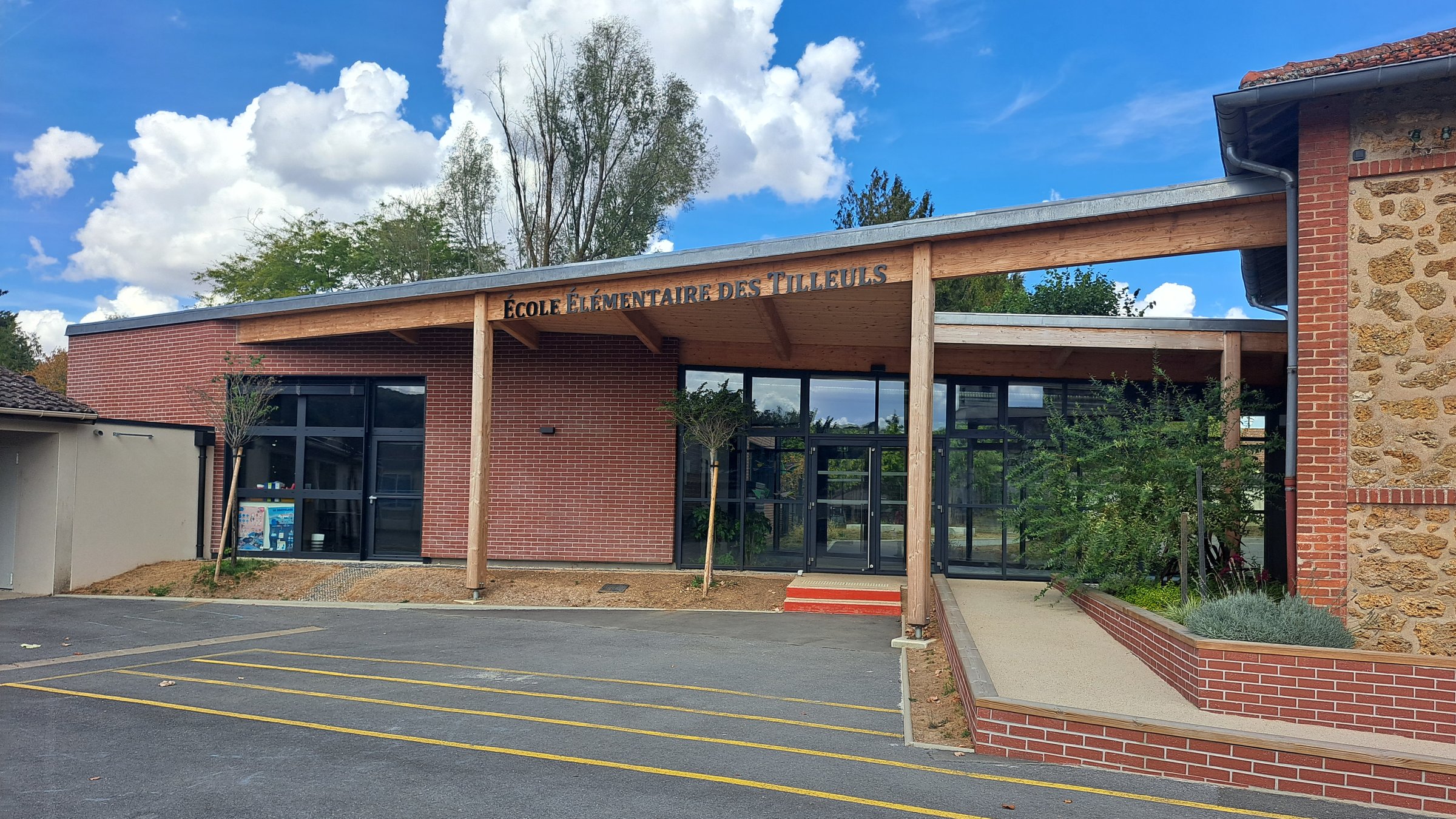 Entrée de l'école élémentaire des Tilleuls à Changis-sur-Marne, extension en brique et préau bois, par Envie d'Architecture
